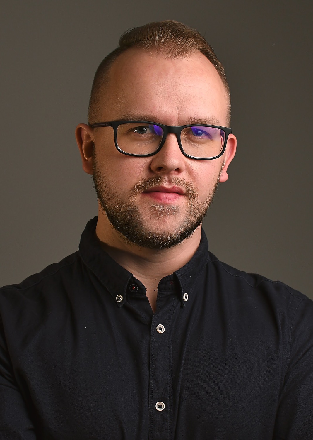 aria-label.authors-picture: Adam Konkel