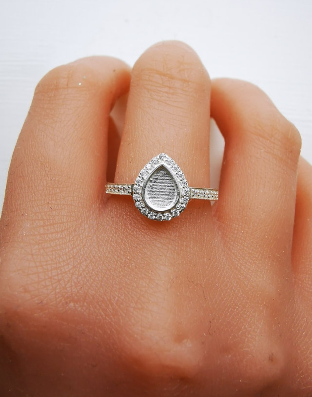 Thumbnail: Teardrop ring